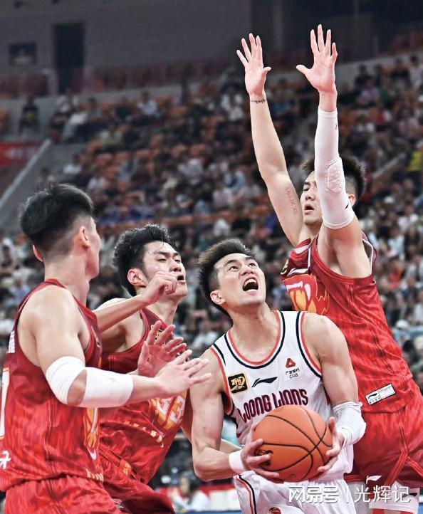 广州队逆转热火，郭艾伦带队取胜