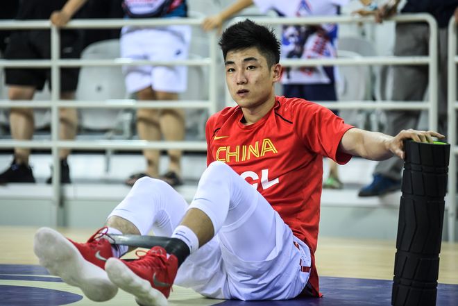 爱游戏在线-鹈鹕鏖战福建队，高诗岩扛起全队